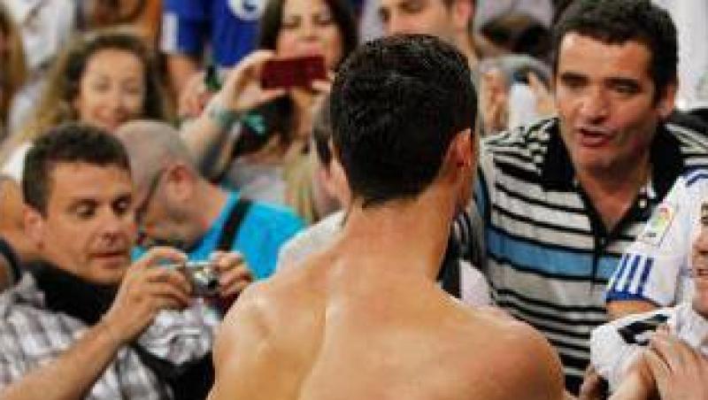 VIDEO! Cristiano Ronaldo i-a dat un tricou unui fan pe care il lovise cu mingea