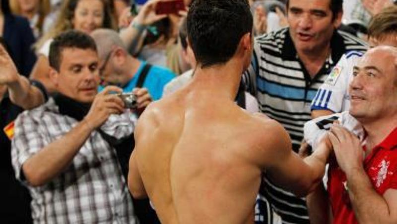 VIDEO! Cristiano Ronaldo i-a dat un tricou unui fan pe care il lovise cu mingea