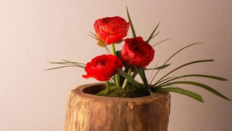 FOTO! Aranjamente florale: vaza din interiorul altei vaze