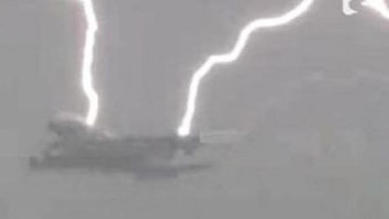 VIDEO! Londra: Avion lovit de fulger!