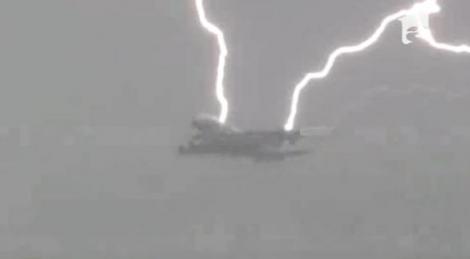 VIDEO! Londra: Avion lovit de fulger!