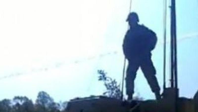 VIDEO! Un soldat pregatit de lupta danseaza pe tanc