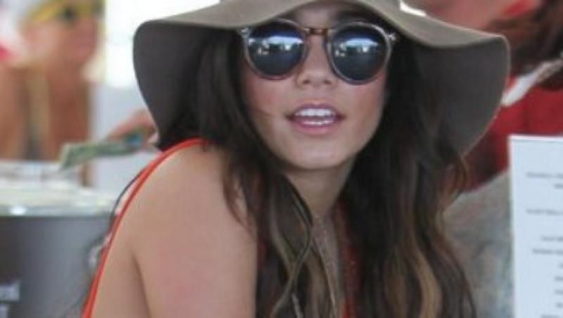 FOTO! Vanessa Hudgens si stilul sau vestimentar hippie