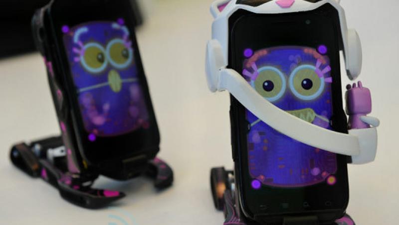 VIDEO! Roboti de birou inteligenti de la Google si Hasbro
