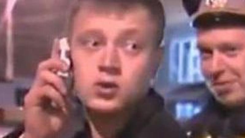 VIDEO! Un sofer beat din Rusia vorbeste la pachetul de tigari, in loc de telefon mobil