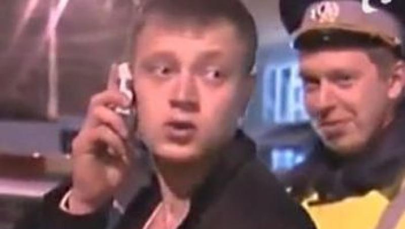 VIDEO! Un sofer beat din Rusia vorbeste la pachetul de tigari, in loc de telefon mobil
