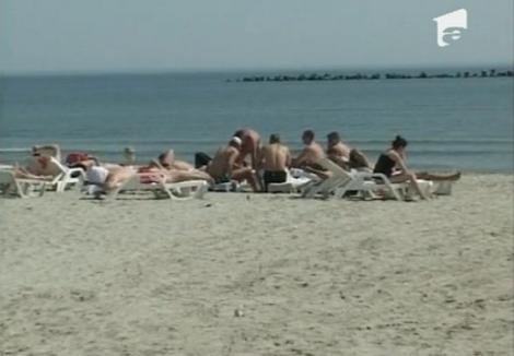 Constanta: Turistii s-au bucurat de prima baie in mare