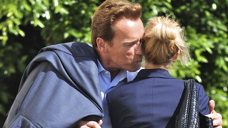 FOTO! Arnold Schwarzenegger se saruta deja cu alta femeie