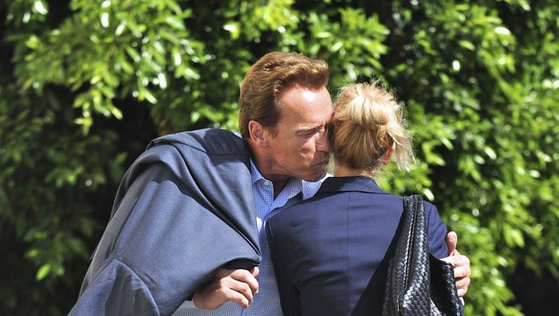 FOTO! Arnold Schwarzenegger se saruta deja cu alta femeie