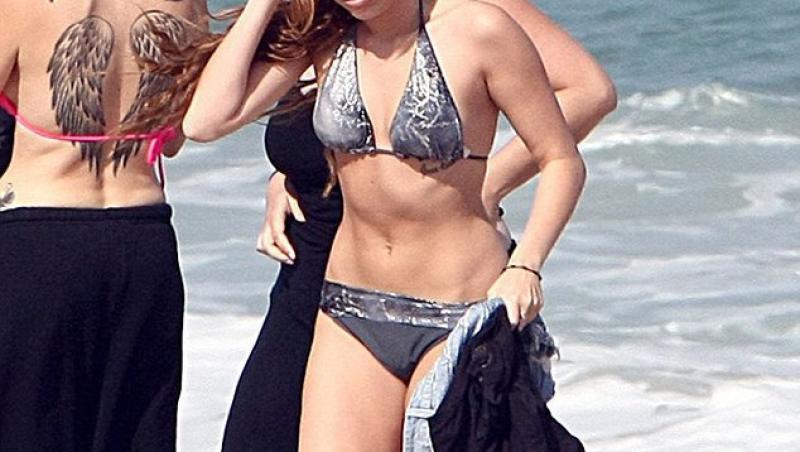 Miley Cyrus - in bikini pe o plaja din Brazilia