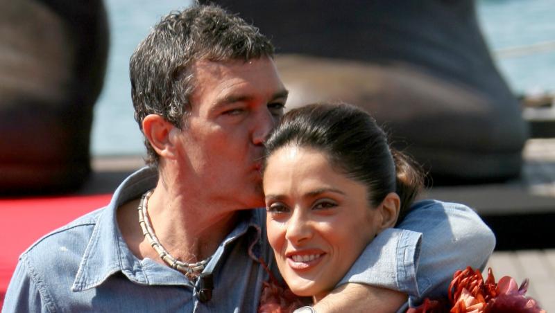 FOTO! Antonio Banderas nu-si mai poate lua mainile de pe Salma Hayek