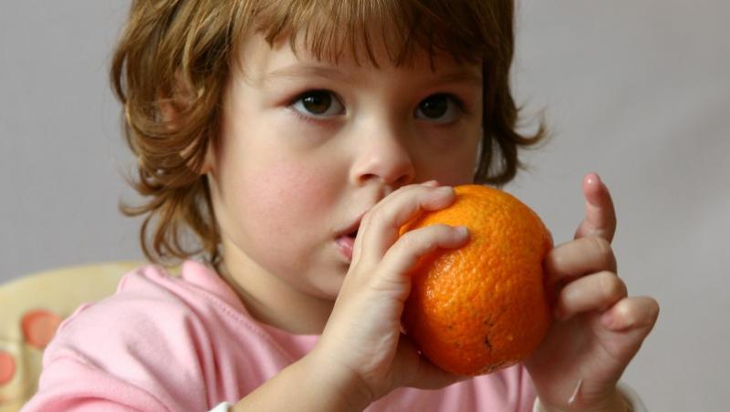 Cum „pacalesti” copilul sa manance mai multe fructe