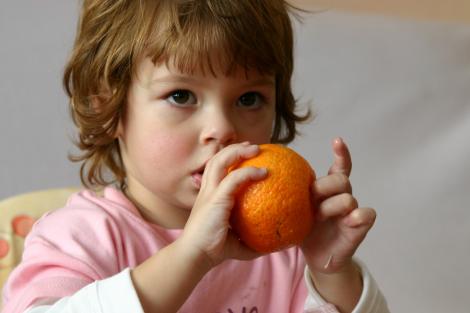 Cum „pacalesti” copilul sa manance mai multe fructe