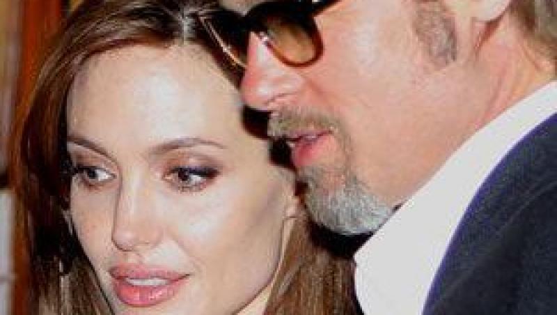 FOTO! Brad Pitt si-a lasat parul lung!