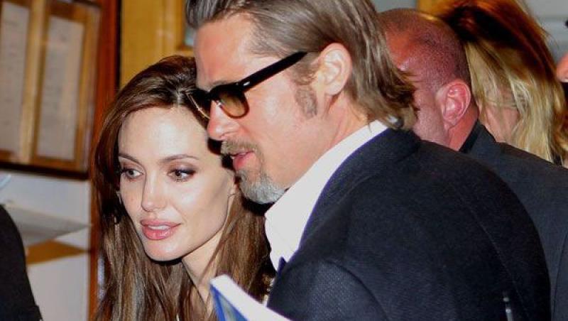 FOTO! Brad Pitt si-a lasat parul lung!