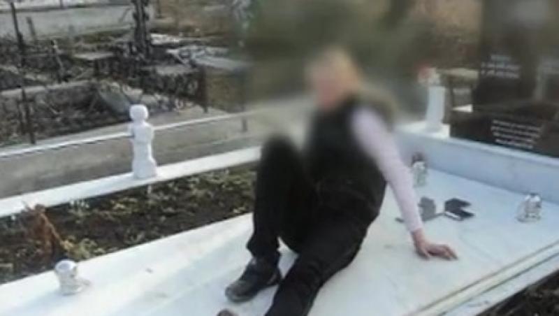 VIDEO! Doua eleve din Neamt, in sedinta foto la cimitir!