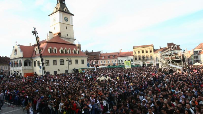 GALERIE FOTO! Forza ZU. Peste 13.000 de oameni au fost pe 13 mai in Piata Sfatului