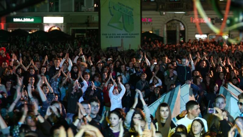 GALERIE FOTO! Forza ZU. Peste 13.000 de oameni au fost pe 13 mai in Piata Sfatului