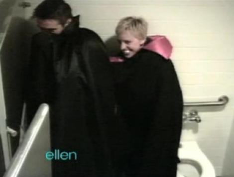 VIDEO! Colin Farrell sperie femeile in toaleta