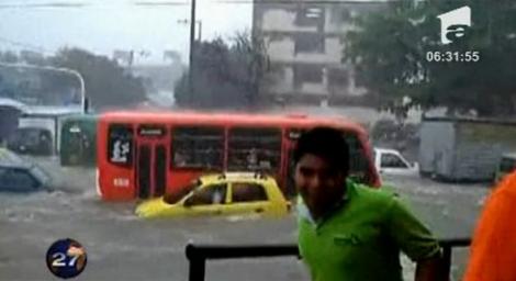 VIDEO! Un torent devastator a maturat un oras din Columbia