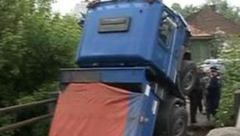 VIDEO! Camion rasturnat in albia raului Sasar