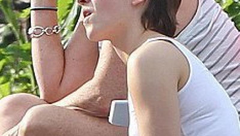 Emma Watson - naturala si cu picioarele pe pamant
