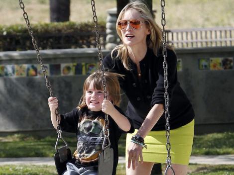 Sharon Stone, mamica sexy cu fusta scurta din parc