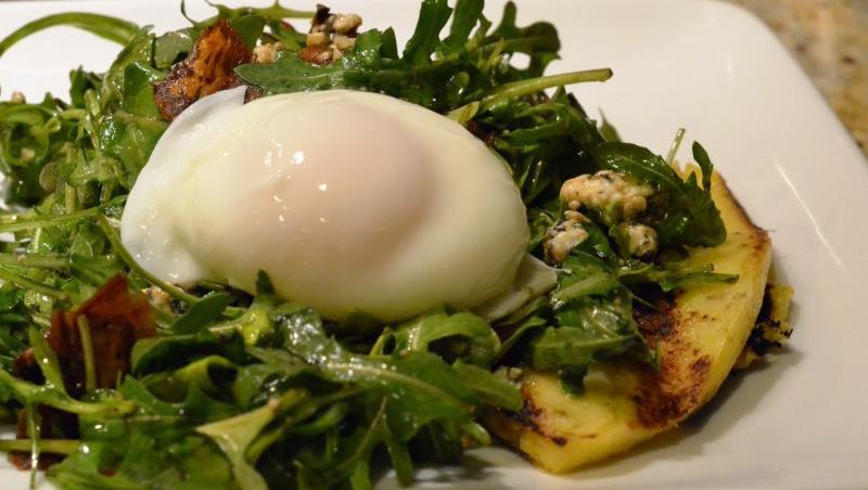 Reteta zilei: Salata Cobb cu oua fierte moi