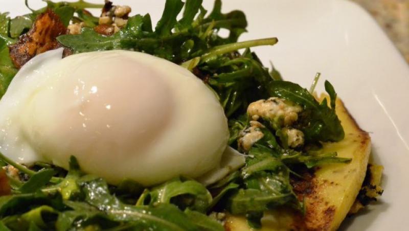 Reteta zilei: Salata Cobb cu oua fierte moi