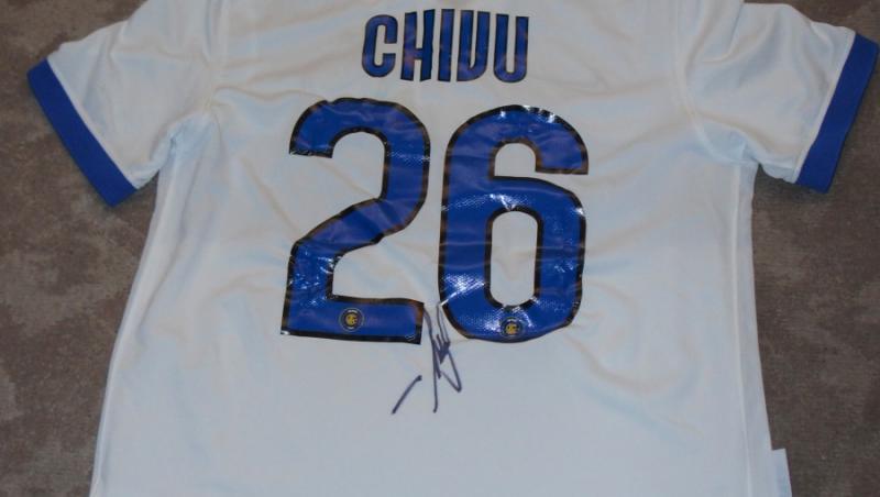 Liciteaza pentru tricoul lui Chivu! Fii un om mai bun!