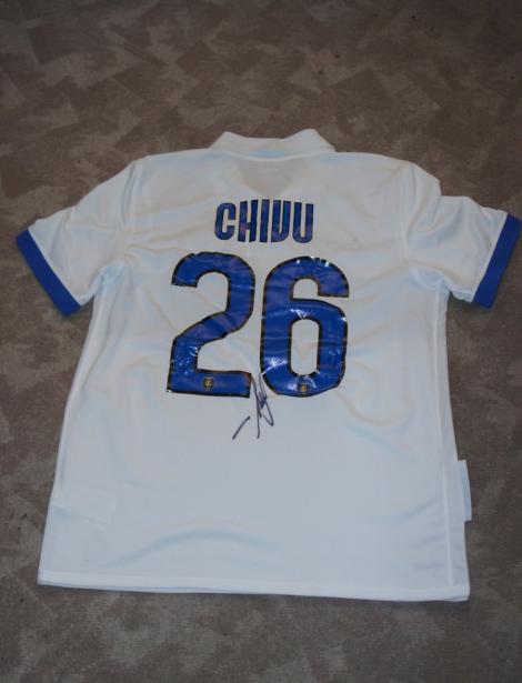 Liciteaza pentru tricoul lui Chivu! Fii un om mai bun!