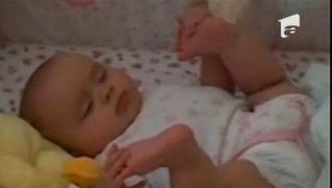 VIDEO! Cunoaste-l pe bebelusul care doarme intr-o pozitie yoga!