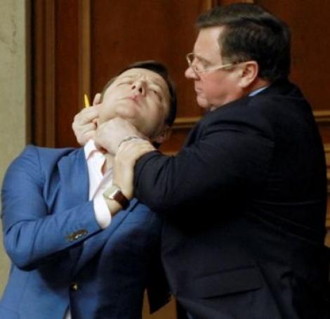 VIDEO! Ucraina: Deputat, strans de gat de presedintele de sedinta