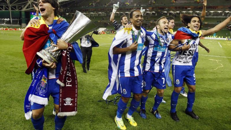 VIDEO & FOTO! Sapunaru a primit trofeul Europa League 2011, in tricolor si fular cu Rapid