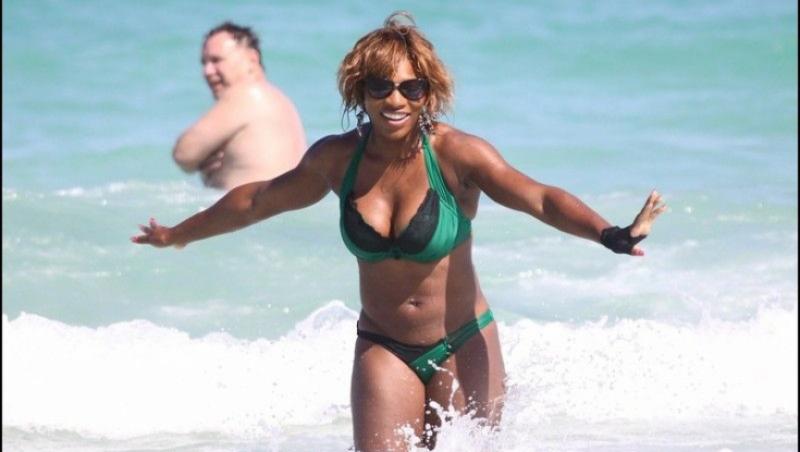 FOTO! Pericol de tsunami: Serena Williams a iesit din nou la plaja!