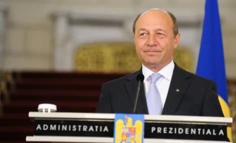 Basescu invita realizatorii piesei "Blonda, chiorul si piticul", sa joace piesa la Palatul Cotroceni