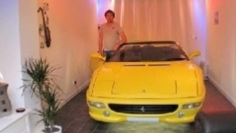 Un englez indragostit de masina sa isi parcheaza Ferrari-ul in mijlocul camerei