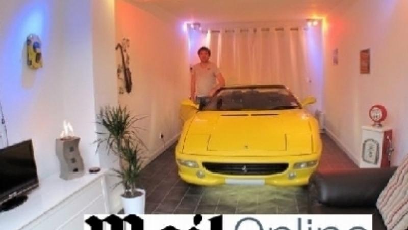 Un englez indragostit de masina sa isi parcheaza Ferrari-ul in mijlocul camerei