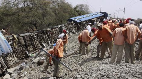 FOTO! UPDATE! Africa de Sud: 875 de raniti in urma ciocnirii a doua trenuri