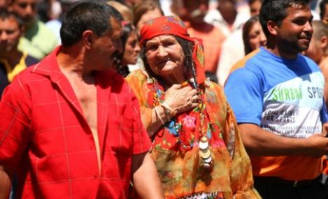 Scandal de proportii intre romii stramutati si locuitorii unui sat din Mures