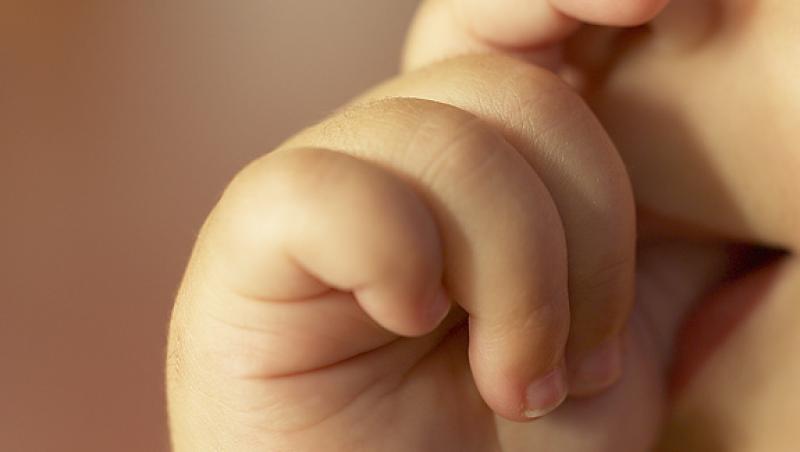 Cum dezobisnuiesti copilul de suptul degetului