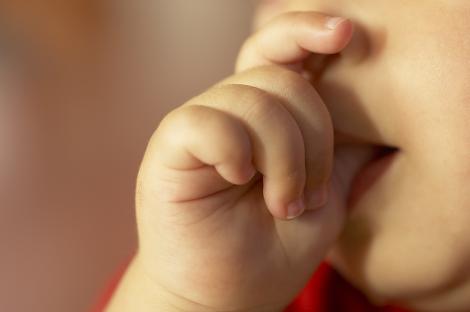 Cum dezobisnuiesti copilul de suptul degetului