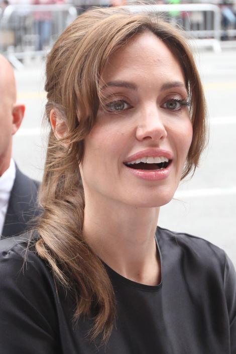 FOTO! Angelina Jolie, cu cosuri pe frunte!