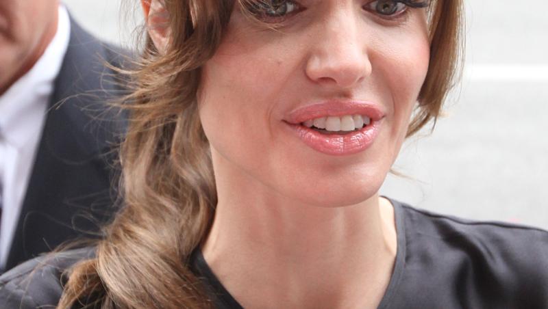 FOTO! Angelina Jolie, cu cosuri pe frunte!