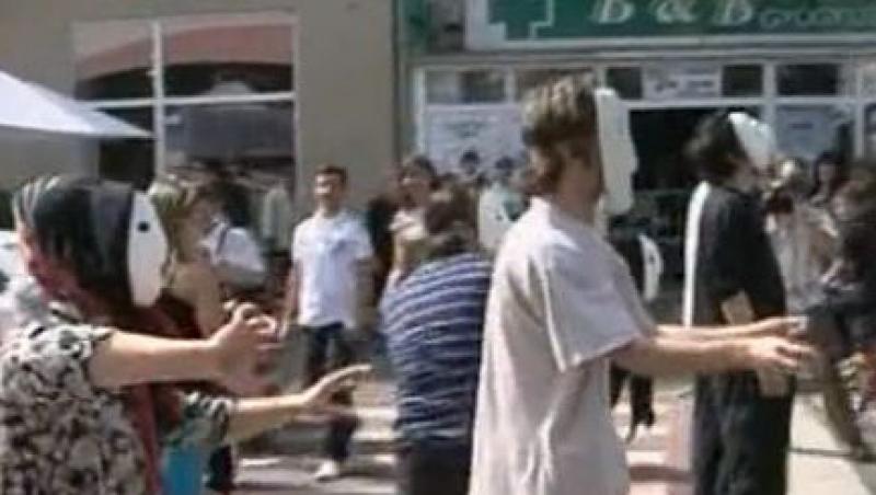 VIDEO! Studentii de la actorie din Targu Mures au facut oamenii sa rada
