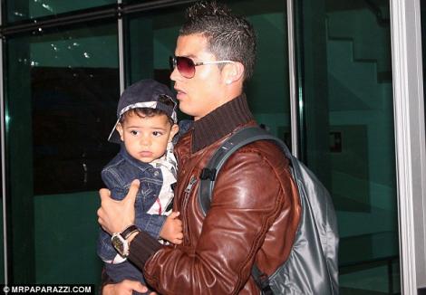 FOTO! Vezi asemanare izbitoare intre Cristiano Ronaldo si fiul sau!