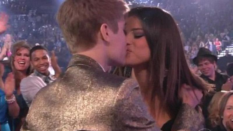 FOTO! Justin Bieber si Selena s-au sarutat in direct
