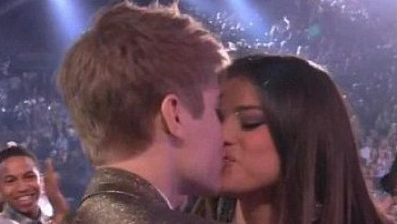 FOTO! Justin Bieber si Selena s-au sarutat in direct