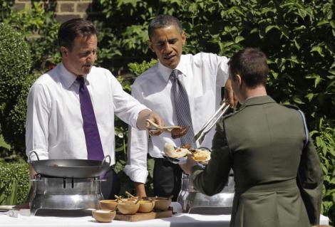 Obama si Cameron, pe post de chelneri pentru militari