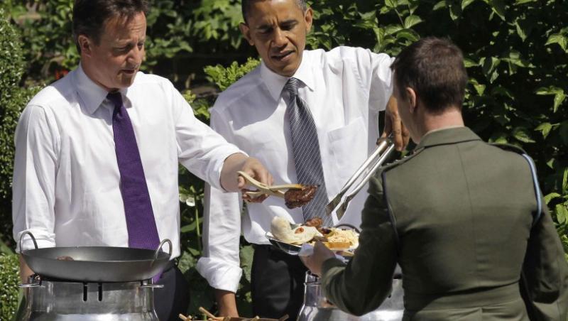 Obama si Cameron, pe post de chelneri pentru militari